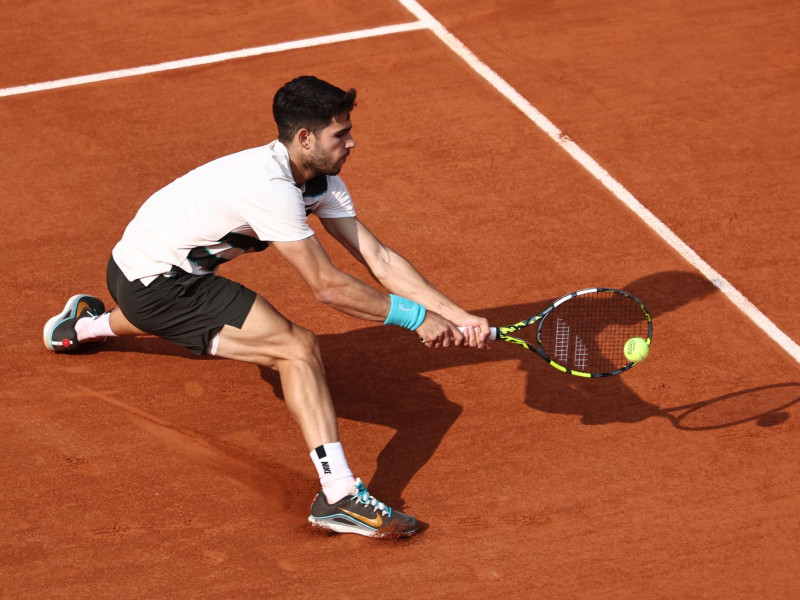Carlos Alcaraz golpea una pelota durante la final de Roland Garros