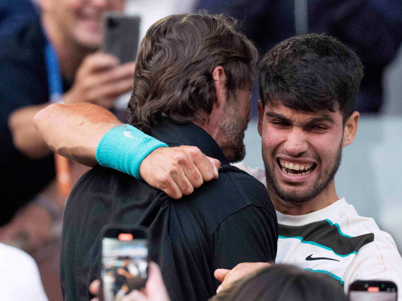 Juan Carlos Ferrero y Carlos Alcaraz se abrazan tras ganar a Sinner la final de Roland Garros