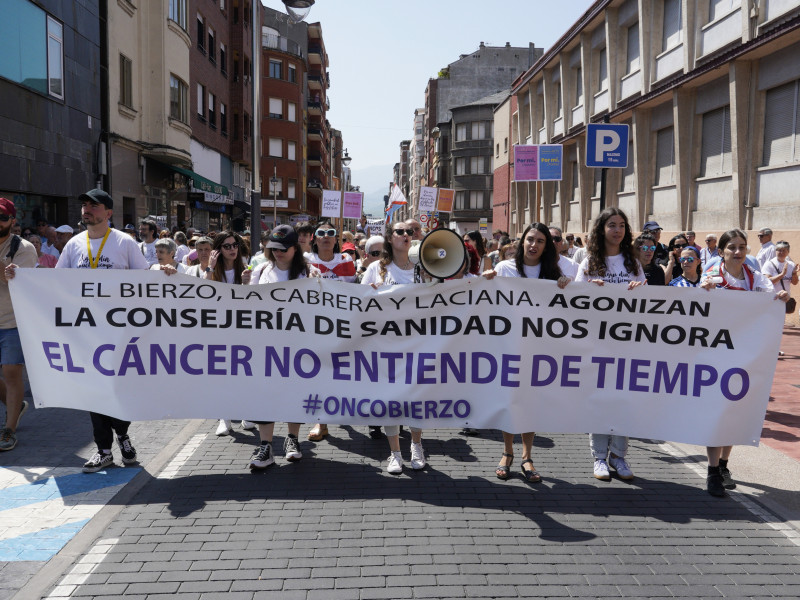 Manifestación de la plataforma Oncobierzo para reclamar mejoras en el Servicio de Oncología del Hospital del Bierzo y en toda la sanidad de la comarca bajo el lema 'Por mí'