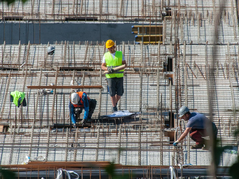 La reducción de la jornada laboral impactará principalmente a los trabajadores del sector privado que actualmente cumplen jornadas de 40 horas semanales