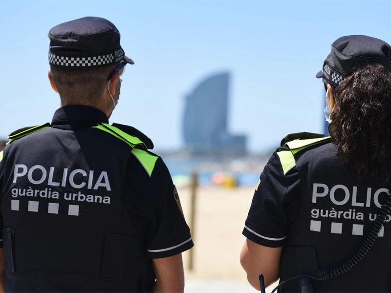 Agentes de paisano sospecharon del coche mal aparcado y la conducta de los detenidos
