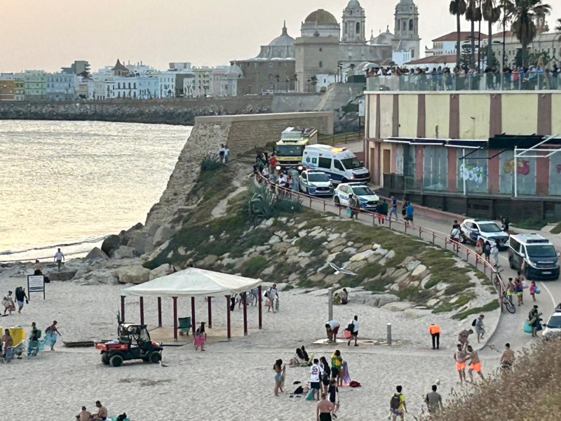Ambulancias en uno de los accesos a la playa de Santa María del Mar en Cádiz