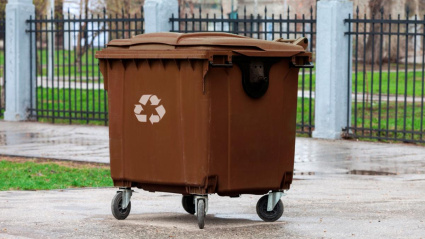 Imagen de un contenedor marrón para el depósito de biorresiduos, similar a los que se instalarán en Puerto Lumbreras