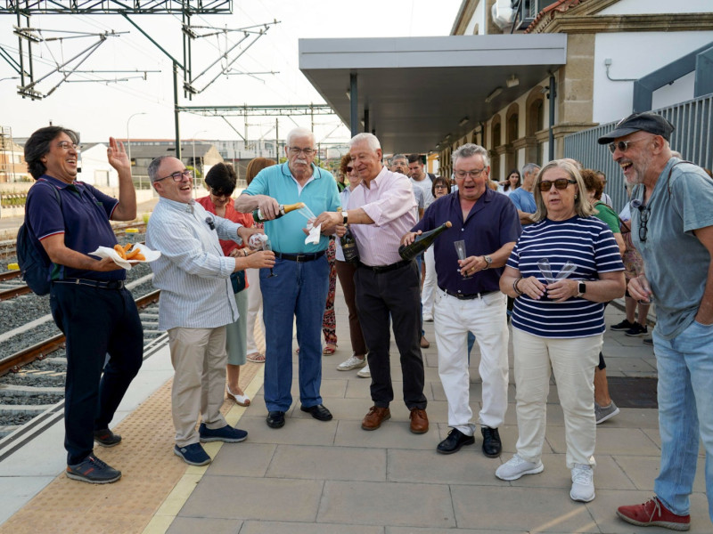 Churros y champán para celebrar la llegada del Alvia