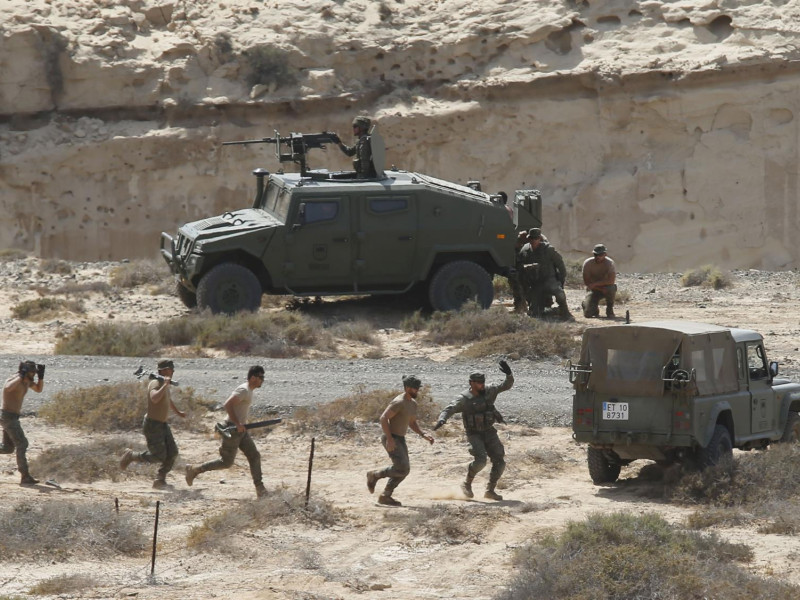 El Ejército de Tierra entrena este jueves en el campo de maniobras de Pájara (Fuerteventura) para las misiones internacionales en Mali e Irak