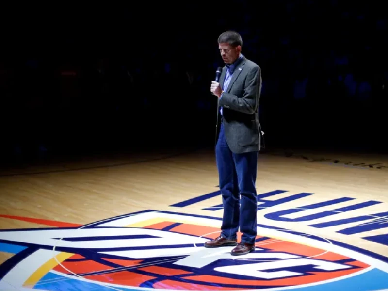 Líder religioso rezando durante la previa de un partido de Oklahoma City Thunder