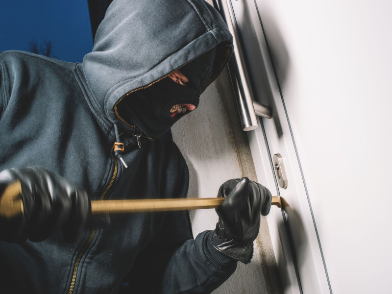 Un hombre intenta forzar una puerta