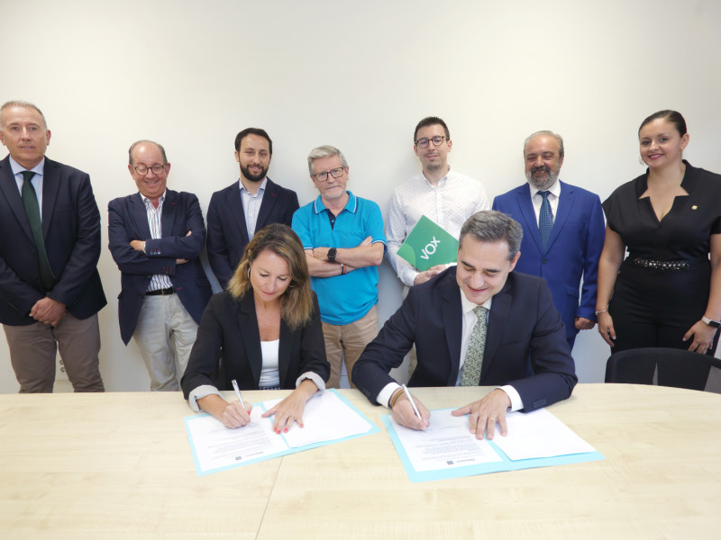 Firma del pacto entre PP y VOX en Castellón de la Plana