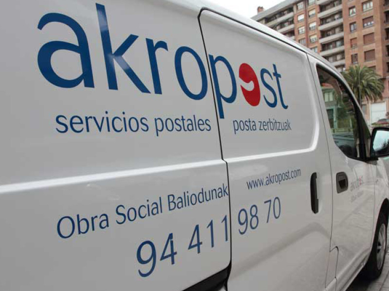 Frente a grandes operadores, Akropost ofrece eficiencia, cumplimiento y atención personalizada.