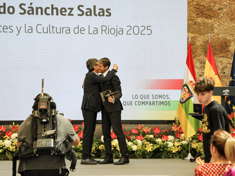 Bernardo Sánchez recoge emocionado su galardón