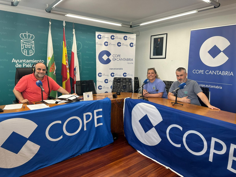 Jaime del Olmo, junto a los peñistas Sandra Sánchez y Pedro Corral