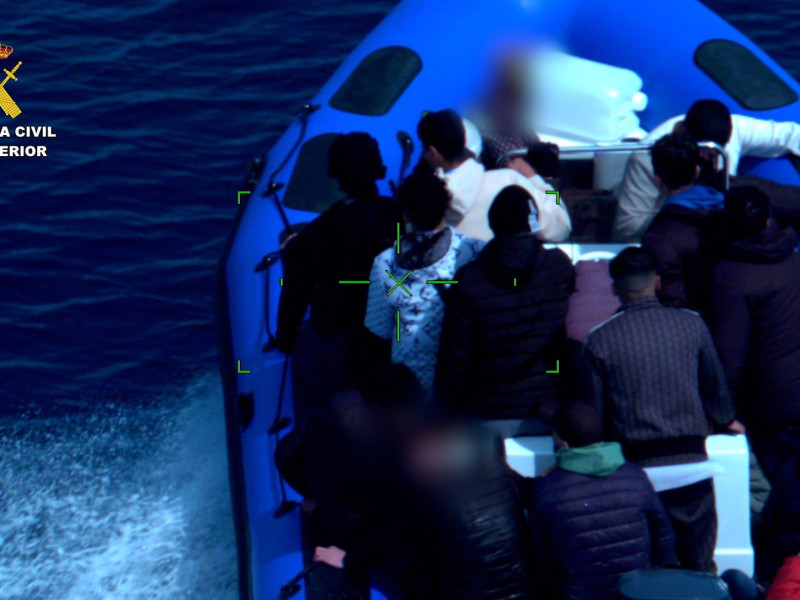 Desmantelada una organización criminal que surtía de combustible a organizaciones para el tráfico de personas.La Guardia Civil ha detenido a siete personas e investigado a otras dos, pertenecientes a una organización criminal que apoyaba la logística para abastecer de combustible a otras organizaciones dedicadas a trasladar a migrantes en situación irregular desde las costas africanas hasta el litoral de Murcia, Almería y Alicante.SOCIEDAD GUARDIA CIVIL