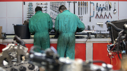 Dos trabajadores en un taller