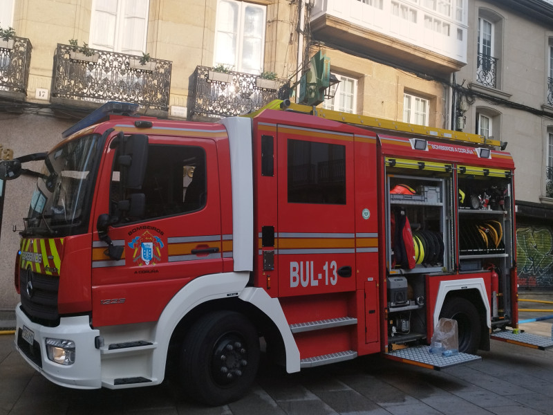 Bomberos de A Coruña apagan el incendio en la calle San Nicolás