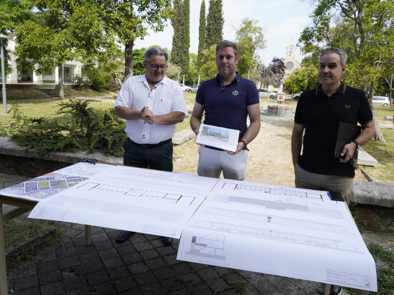 Los concejales de Patrimonio y Turismo, y Medioambiente de Ponferrada, Iván Alonso (C), y Carlos Fernández (I), durante la presentación del proyecto de remodelación de la plaza del poblado de Compostilla, paso del Camino de Santiago