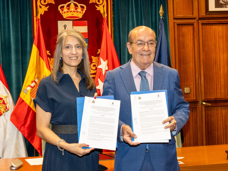 La alcaldesa de San Lorenzo, Carlota López, y el alcalde de El Escorial, Antonio Vicente, convenio firmado en mano