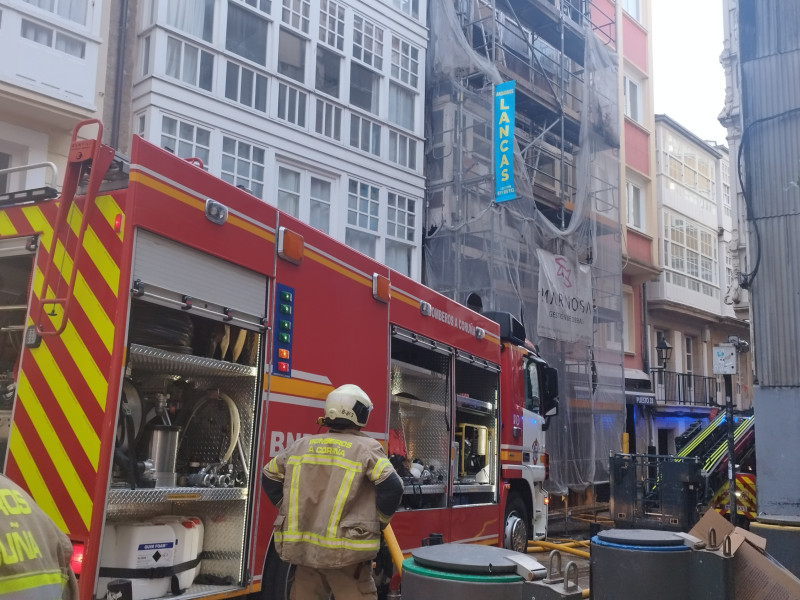 Los bomberos refrescando el incendio en la calle Barrera de A Coruña