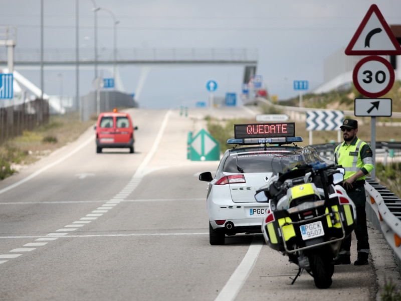 Un vehículo pasa por el punto kilométrico 19 de la A6