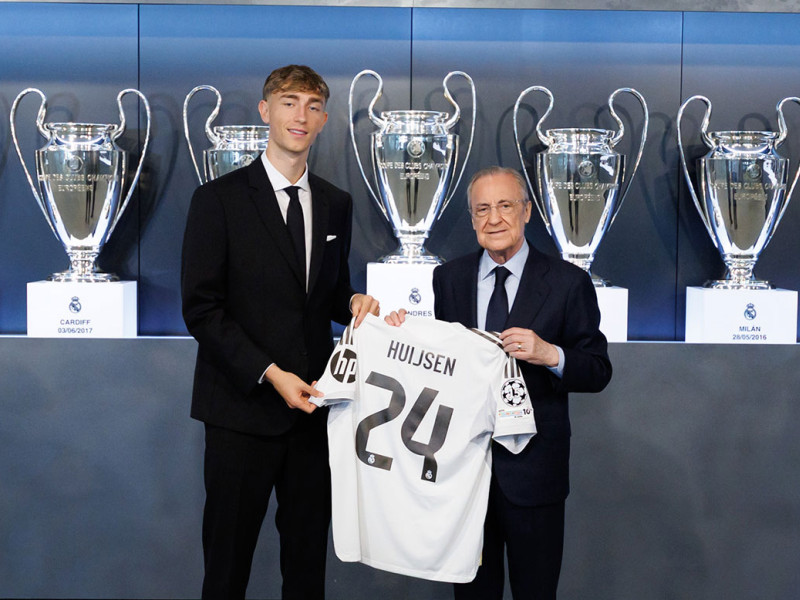 Huijsen, en su presentación con el Real Madrid