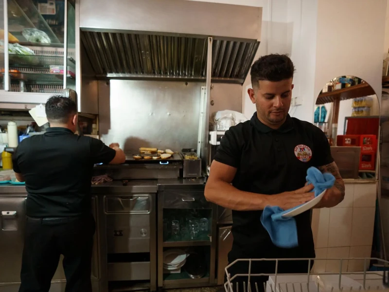 Dos trabajadores de una cafetería