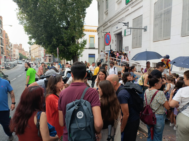 Familias del Colegio José María del Campo concentrados por la falta de sombra en el patio del centro
