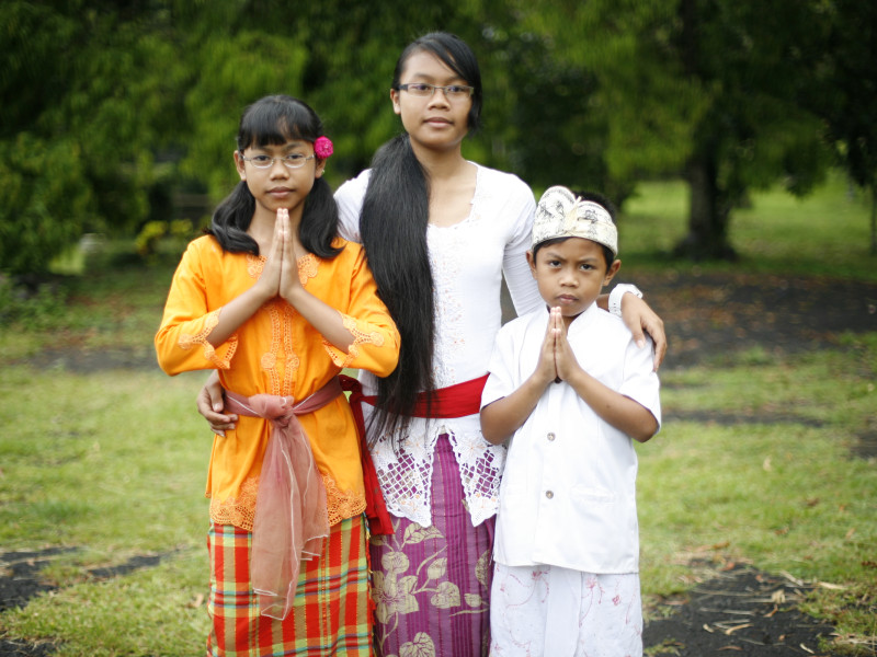 Tres hermanos de Indonesia