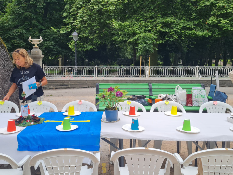 Mujeres preparando la mesa en el Campo San Francisco