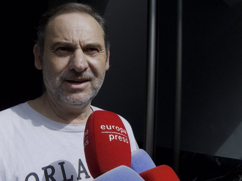 10/06/2025 El ex ministro de Transportes José Luis Ábalos atiende a la prensa después de que la UCO registrara su casa en Valencia por el 'caso Koldo'.POLITICA JUSTICIA