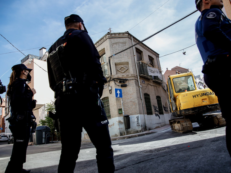 Varios agentes de Policía Nacional durante la demolición del edificio okupado
