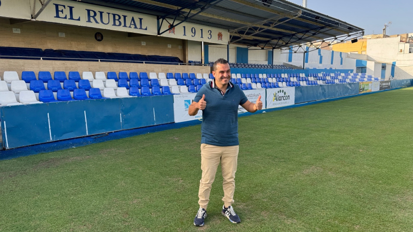Adrián Hernández, nuevo entrenador del Águilas FC sobre el césped del Rubial.