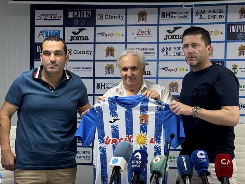 Adrián Hernández, entrenador del Águilas FC junto a Alfonso García, presidente del club y Pedro Reverte, director deportivo.