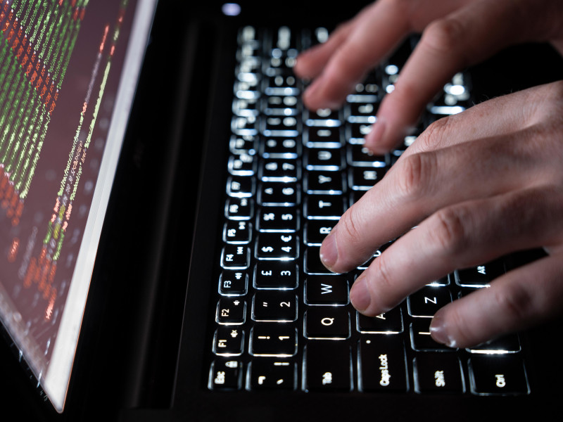 Un usuario navega por la dark web
