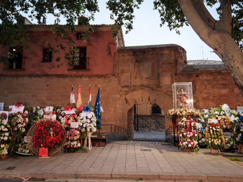 Ofrenda Floral en las Murallas del Revellín de Logroño