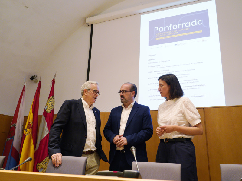El alcalde de Ponferrada, Marco Morala (C), junto a la concejala de Presidencia y Fondos Europeos, Lidia Coca, y el miembro del grupo técnico de Corredores.eu, Pio Javier Ramón (I), durante la presentación del foro ‘Ponferrada, nodo logístico del Corredor