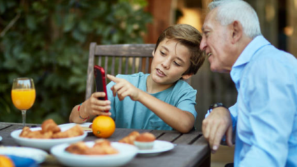 Fotografía recurso de un abuelo y su nieto