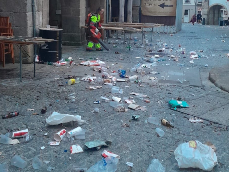 Estado no que quedou o ano pasado a Praza do Campo despois dunha noite de festa no Arde Lucus