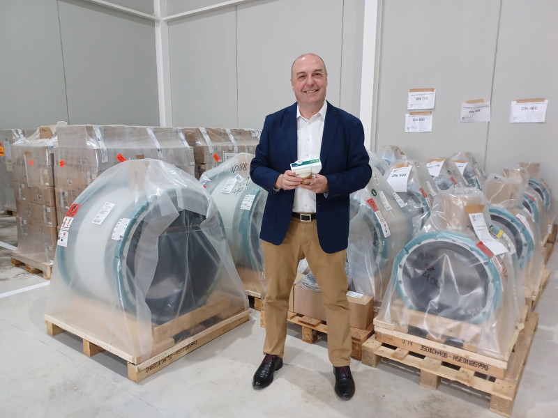 Andrés Martínez Gumbau, gerente de Hidrogea, muestra los nuevos contadores