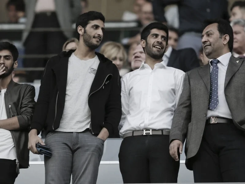 Imagen del Jeque Al Thani junto a sus hijos Nasser, Rakan y Nayef en La Rosaleda.