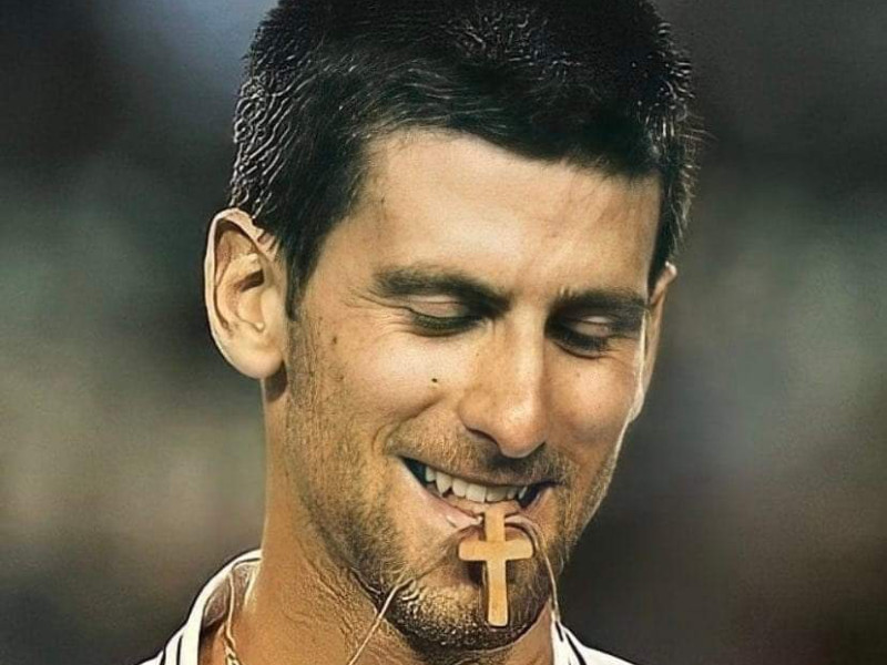 Djokovic con la cruz de madera