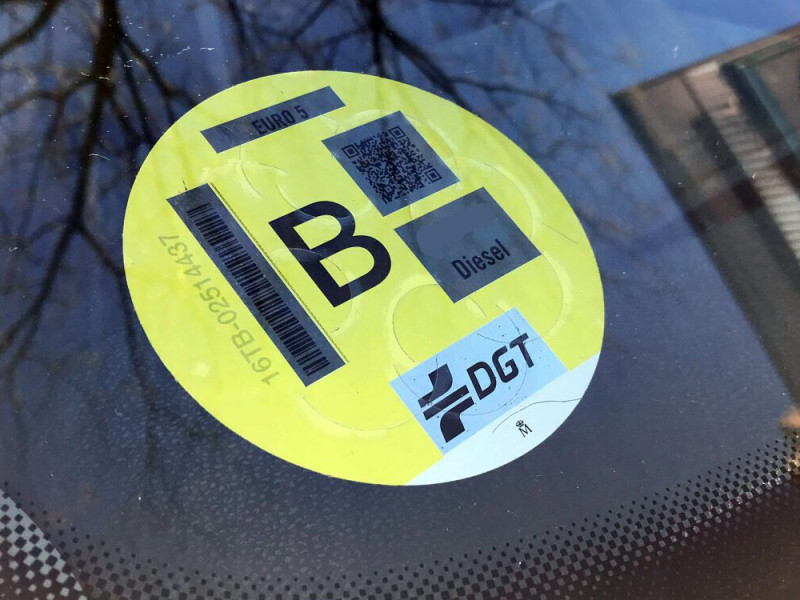 Distintivo ambiental "B" en la luna de un vehículo