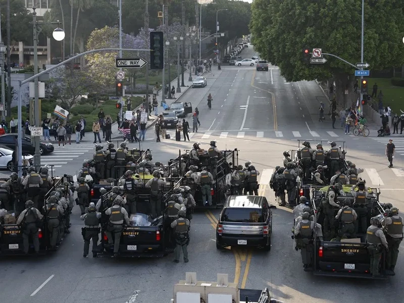 La policía llena la calle mientras se enfrenta a manifestantes en Los Ángeles, California, Estados Unidos.