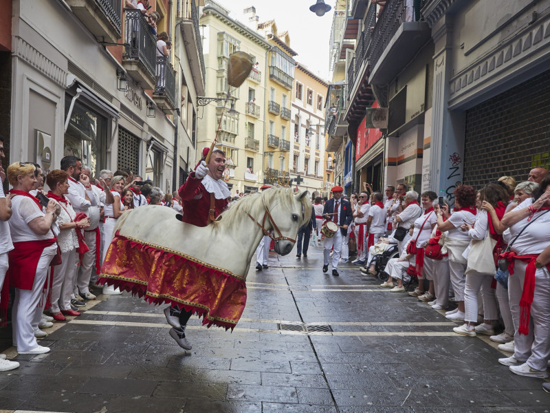 Un Zaldiko (caballo) durante la procesión en honor a San Fermín, patrón de Pamplona, a 7 de julio de 2023, en Pamplona, Navarra (España). Miles de pamploneses ataviados de blanco y rojo han salido a las calles de Pamplona hoy, día grande de las fiestas de San Fermín, para arropar al santo en su recorrido por el Casco Antiguo de la ciudad. La figura de San Fermín ha estado arropada por la Comparsa de Gigantes y cabezudos, las cruces parroquiales, la Cruz Arzobispal, los gremios y cofradías, dantzaris municipales, txistularis, clarinero y timbales, el cabildo Catedralicio Arzobispo de Pamplona, la bandera de la ciudad, maceros, libreas, la Corporación municipal, Policía Municipal, escolta de gala y La Pamplonesa. Las fiestas en honor a San Fermín, comenzaron ayer, 6 de julio con el tradicional chupinazo y se prolongan hasta el 14 de julio con el cántico del ‘Pobre de mí’. Un año más, la calle es el escenario principal de las fiestas de San Fermín, fechas en las que se han programado 542 actos oficiales, 300 de ellos de carácter musical. Esta fiesta que atrae a millones de visitantes cada año por su ambiente festivo y sus populares encierros, está declarada de Interés Turístico Internacional.