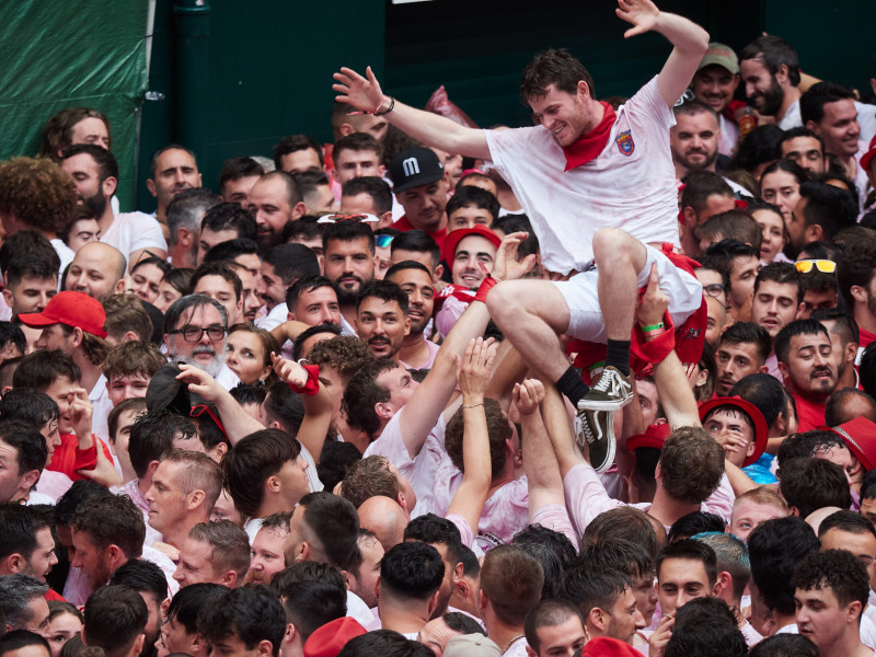 Decenas de personas celebran el comienzo de las fiestas de San Fermín durante el txupinazo, a 6 de julio de 2024, en Pamplona, Navarra (España). Tras el lanzamiento del chupinazo, por parte del grupo de danzas municipal Duguna Iruñeko Dantzariak, comienzan en Pamplona las fiestas de San Fermín 2024 al grito de ‘Iruindarrok. Pamplonesas, pamploneses, ¡Viva San Fermín! Gora San Fermín!’. Las celebraciones continuarán hasta el 14 de julio.
