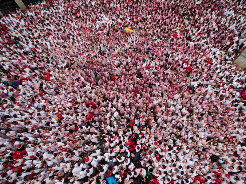Miles de personas celebran el comienzo de las fiestas de San Fermín durante el txupinazo, a 6 de julio de 2024, en Pamplona, Navarra (España). Tras el lanzamiento del chupinazo, por parte del grupo de danzas municipal Duguna Iruñeko Dantzariak, comienzan en Pamplona las fiestas de San Fermín 2024 al grito de ‘Iruindarrok. Pamplonesas, pamploneses, ¡Viva San Fermín! Gora San Fermín!’. Las celebraciones continuarán hasta el 14 de julio.