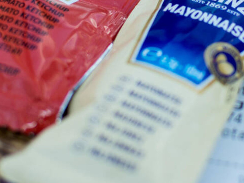 Sobres de kétchup y mayonesa