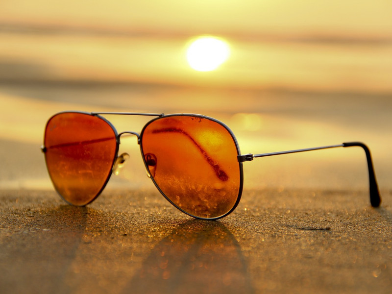 La fotoprotección física con gafas de sol, sombreros y ropa adecuada es fundamental para prevenir el daño sola
