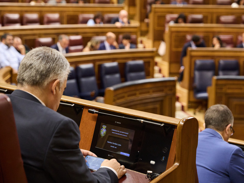 El secretario de Organización del PSOE, Santos Cerdán, durante una sesión plenaria en el Congreso de los Diputados, a 12 de junio de 2025, en Madrid (España). El secretario de Organización del PSOE aparece en unas grabaciones que se encuentran en poder de la Unidad Central Operativa de la Guardia Civil (UCO) y en las que se habla de amaños en las adjudicaciones de obras y del cobro de comisiones, implicando al político en el ‘caso Koldo’.Jesús Hellín / Europa Press12 JUNIO 2025;CONGRESO;POLÍTICA;KOLDO;PLENO12/6/2025