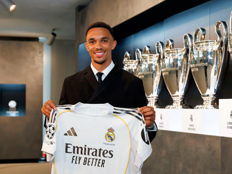 Trent Alexander Arnold posa con la camiseta del Real Madrid.