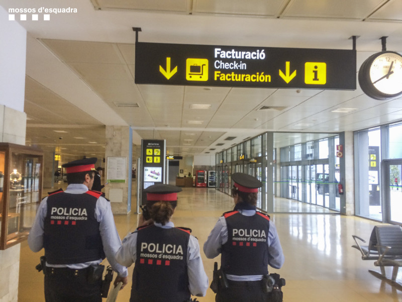 Mossos en el aeropuerto del Prat