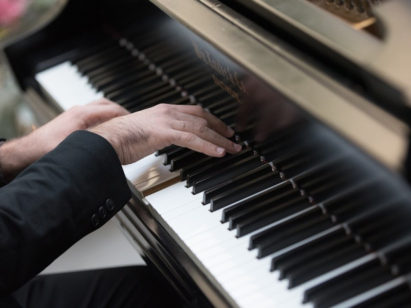 Hombre tocando el piano